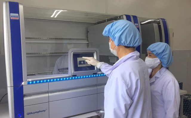 Vingroup hoàn thành 2 mẫu máy thở phục vụ điều trị COVID-19; Giám đốc BVĐK Ninh Bình: Hệ thống xét nghiệm Real-time RT-PCR mua 5,9 tỷ đồng, không phải 8 tỷ - Ảnh 1.