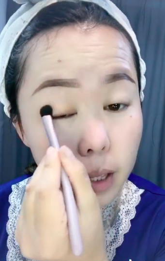 Đoạn video bà cô có màn vịt hóa thiên nga nhờ make-up đỉnh cao khiến người xem sốc toàn tập - Ảnh 4.