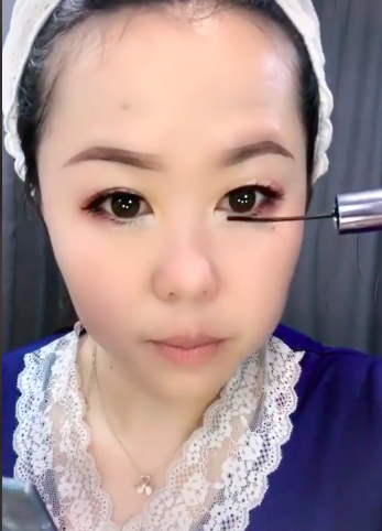 Đoạn video bà cô có màn vịt hóa thiên nga nhờ make-up đỉnh cao khiến người xem sốc toàn tập - Ảnh 5.