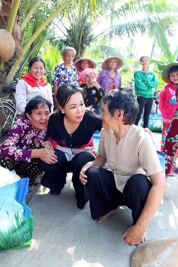 Ấm lòng giữa mùa dịch: Đại Nghĩa - Việt Hương cùng nhau có hành động đúng với ý nghĩa câu 1 đồng khi đói - Ảnh 2.