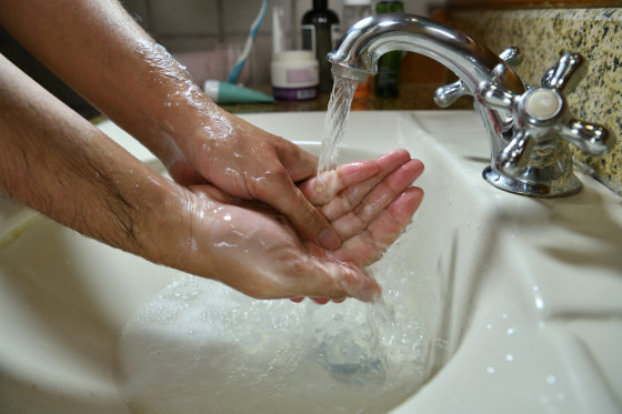 Cách lau tay tốt nhất để ngăn ngừa lây nhiễm virus là gì? - Ảnh 2.