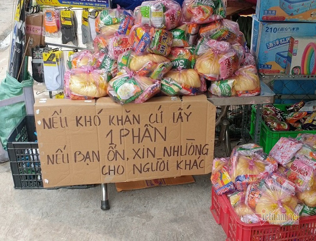 Thấy người đàn ông nhặt ve chai đi ngang qua, chàng trai vội ôm túi gạo và bịch khẩu trang ra biếu nhưng phản ứng của chú khiến ai cũng bất ngờ - Ảnh 5.