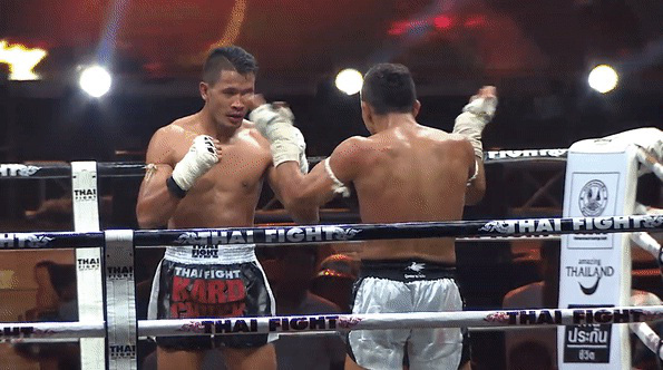 Dùng chiêu giơ mặt mời đấm, võ sĩ Trung Á bị cao thủ Thái Lan đánh ngã nháo nhào trên sàn - Ảnh 2. Dùng chiêu giơ mặt mời đấm, võ sĩ Trung Á bị cao thủ Thái Lan đánh ngã nháo nhào trên sàn - Ảnh 2.