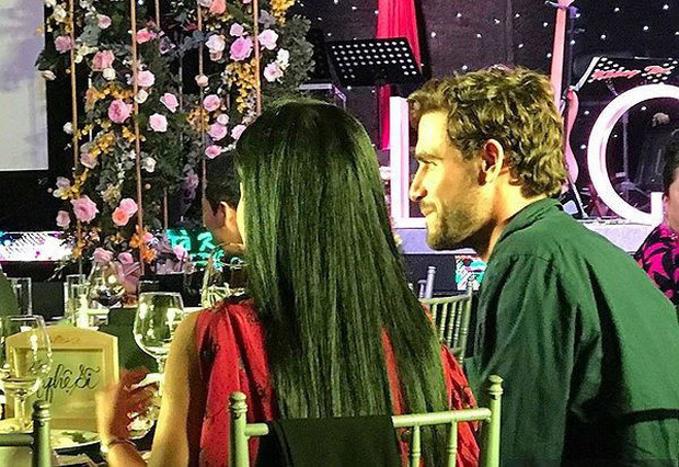 Mải mê livestream tại nhà riêng, Hồng Nhung vô tình để lộ diện mạo bạn trai tin đồn ngoại quốc? - Ảnh 3. Mải mê livestream tại nhà riêng, Hồng Nhung vô tình để lộ diện mạo bạn trai tin đồn ngoại quốc? - Ảnh 3.