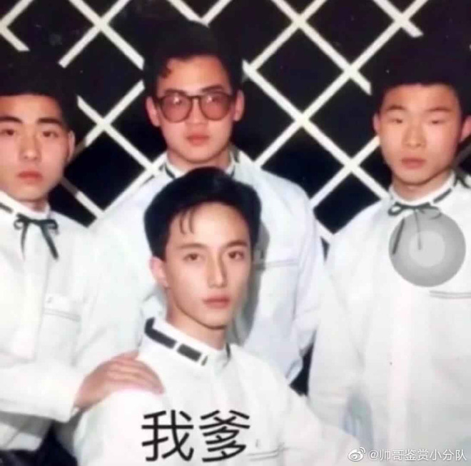 Gái xinh khoe phụ huynh là cực phẩm nam thần thời trẻ, soi ảnh hiện tại mới thấy rõ gừng càng già càng cay - Ảnh 1. Gái xinh khoe phụ huynh là cực phẩm nam thần thời trẻ, soi ảnh hiện tại mới thấy rõ gừng càng già càng cay - Ảnh 1.