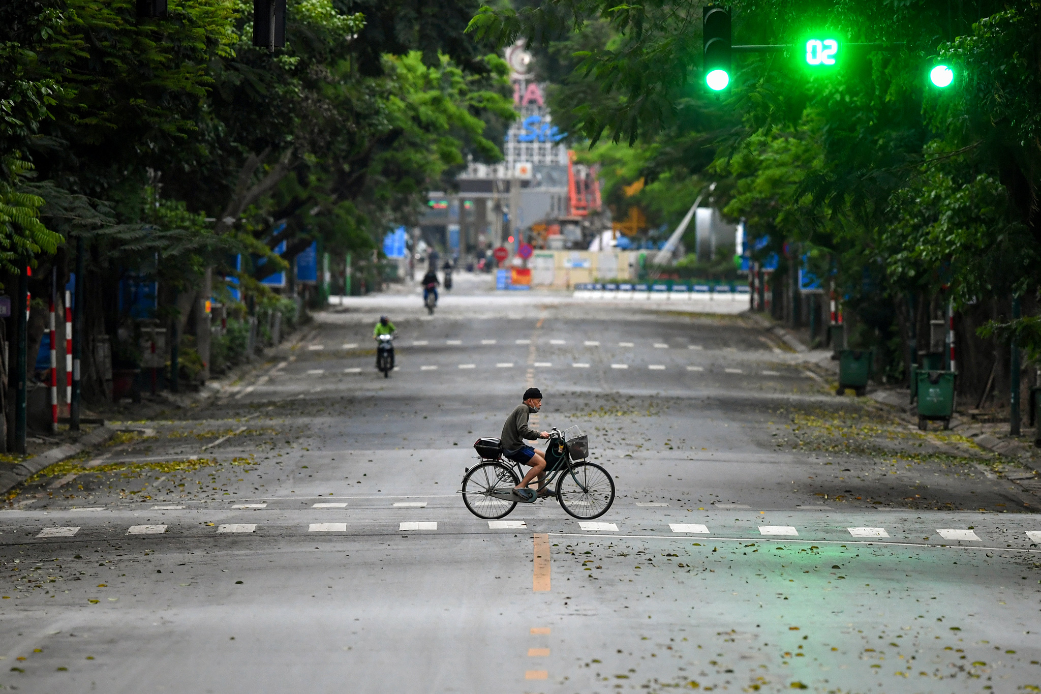 Việc thực hiện giãn cách xã hội là cách hiệu quả để đảm bảo sức khỏe cho bản thân và những người xung quanh. Cùng chiêm ngưỡng hình ảnh của những người dân tuân thủ nghiêm ngặt việc giãn cách để bảo vệ sức khỏe cho tất cả mọi người.