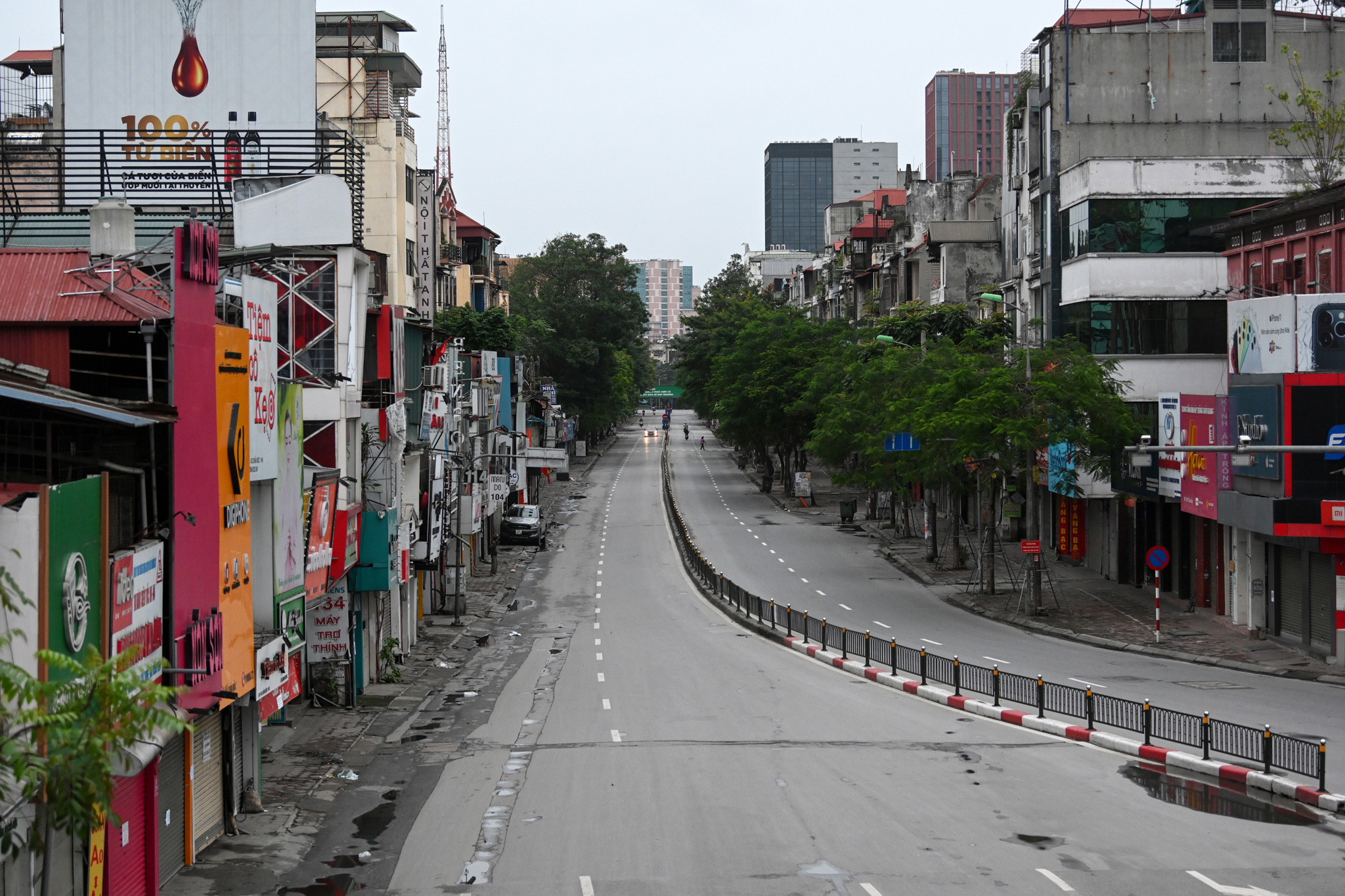 Đường phố Hà Nội vào ngày thứ 5 rất vắng lặng và yên tĩnh. Hãy xem ảnh để cảm nhận vẻ đẹp của Hà Nội vào ngày thường ngày, không đông đúc nhưng vẫn tươi đẹp như hoa.