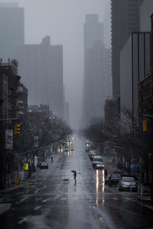 Thành phố New York – một nơi đầy náo nhiệt, sôi động và cũng đầy nét buồn tẻ. Hình ảnh buồn đường phố là sự kết hợp tuyệt vời giữa những điều đó. Hãy cùng đắm chìm vào những tác phẩm nhiếp ảnh độc đáo để nhận ra rằng, New York không chỉ là nơi của những ánh đèn sáng lung linh, mà còn là nơi của những cảm xúc thật sự.
