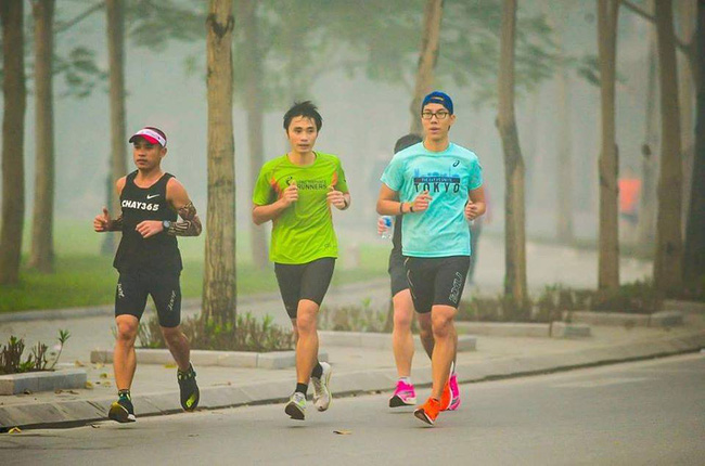 Không được ra đường vì dịch, chàng trai Hà Nội lên sân thượng chung cư hoàn thành quãng đường chạy marathon 42,8km - Ảnh 1.