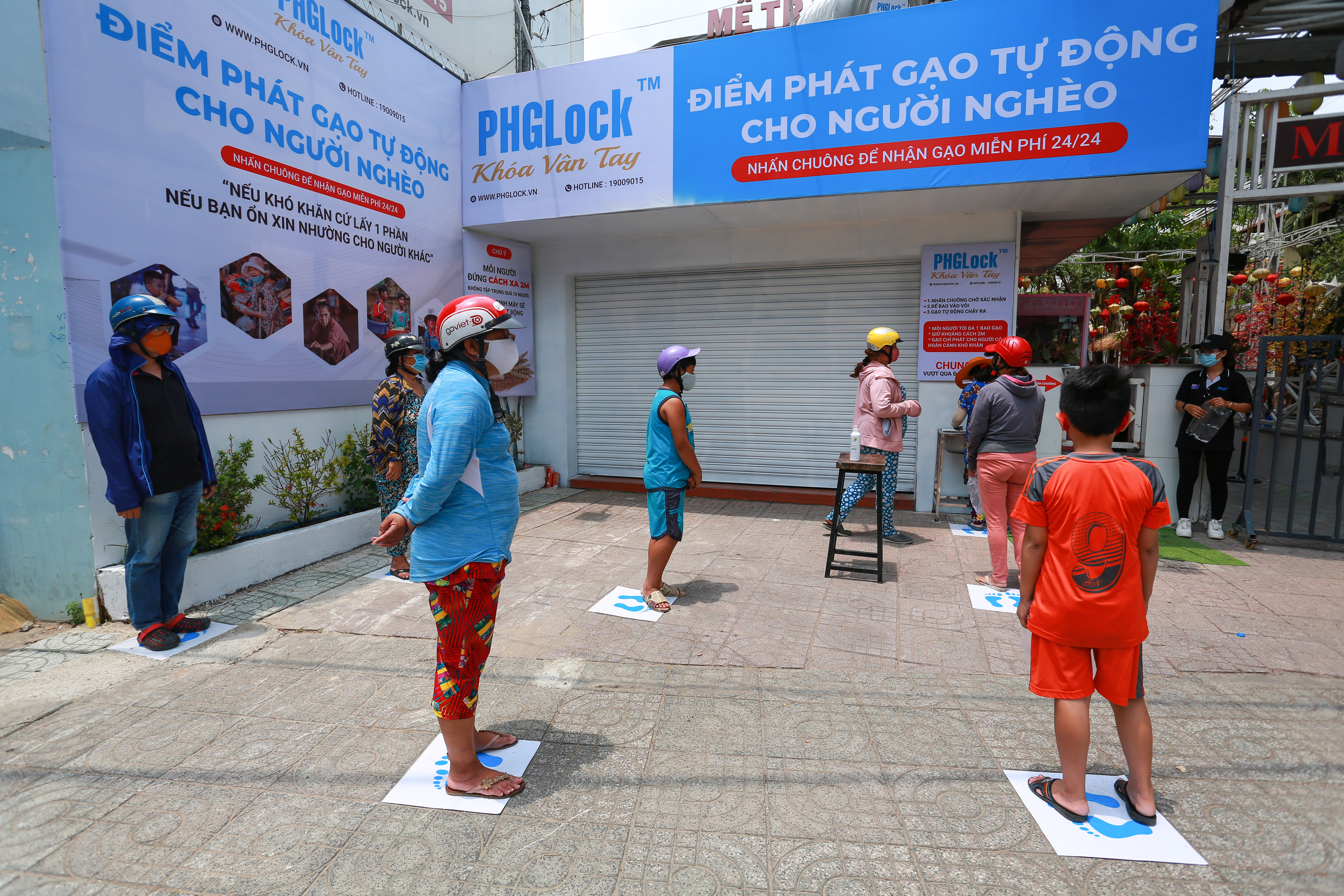 Máy phát gạo tự động cho hàng nghìn người nghèo ở Sài Gòn, chỉ cần bấm nút là có gạo - Ảnh 1.