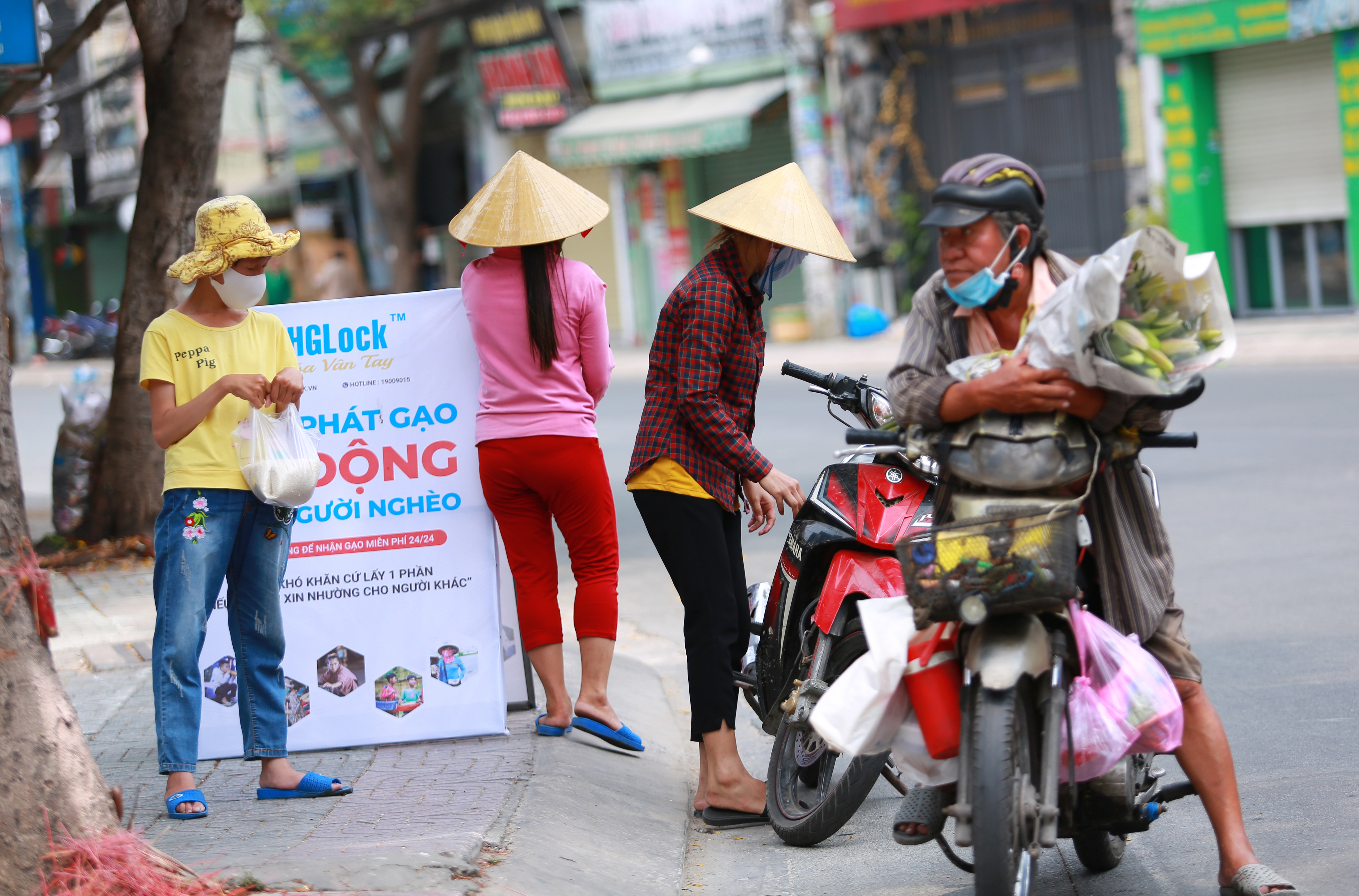 Máy phát gạo tự động cho hàng nghìn người nghèo ở Sài Gòn, chỉ cần bấm nút là có gạo - Ảnh 14.