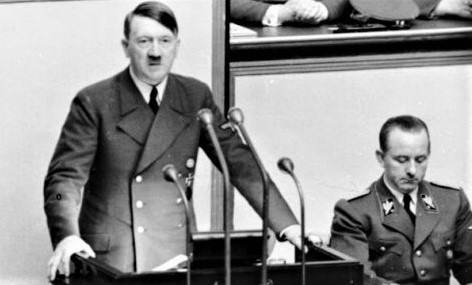 Đóng thế Hitler - nghề cười ra nước mắt - Ảnh 1.