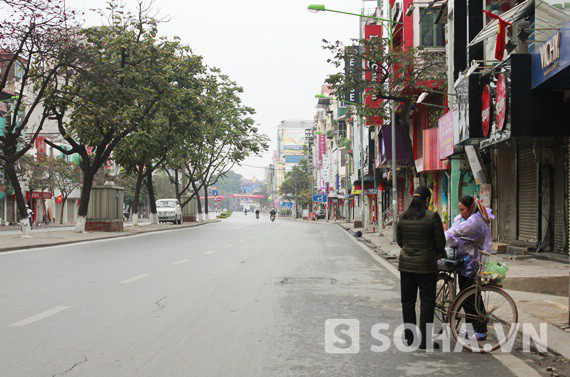 Theo chân người bán muối sáng mùng 1 Tết Quý Tỵ - Ảnh 1.