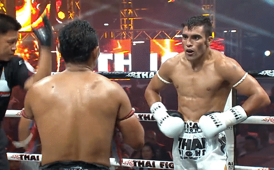 Trót dại thách thức “Vua” Saenchai, võ sĩ Muay Thái dính đòn lên gối túi bụi rồi gục ngã