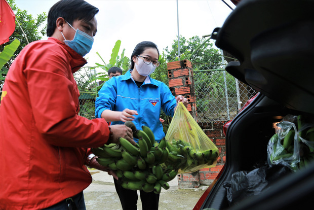 Câu chuyện ấm lòng về nhóm giảng viên trường Đại học Hà Tĩnh đi từng nhà dân kêu gọi quyên góp nhu yếu phẩm cho khu cách ly 1.000 người - Ảnh 1.