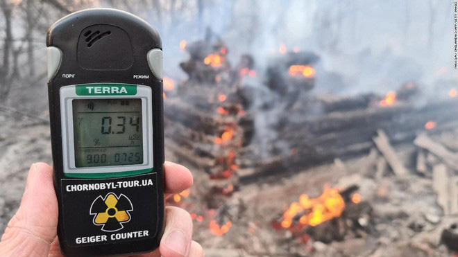 Chernobyl cháy lớn, mức phóng xạ trong khu vực cao gấp 16 lần mức bình thường - Ảnh 1.