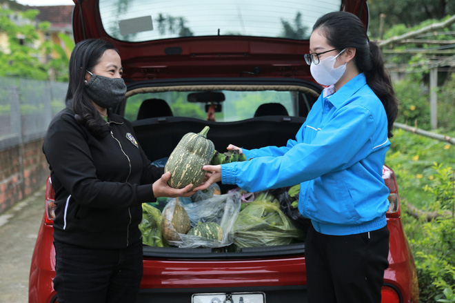 Câu chuyện ấm lòng về nhóm giảng viên trường Đại học Hà Tĩnh đi từng nhà dân kêu gọi quyên góp nhu yếu phẩm cho khu cách ly 1.000 người - Ảnh 4.