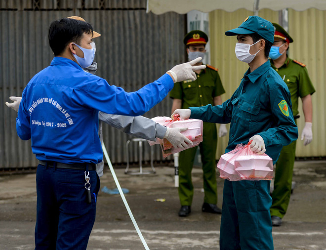 Dịch Covid-19 ngày 8/4: Có ca bệnh phức tạp, Hà Nam họp khẩn phong tỏa 1 thôn, cách ly 30 y bác sỹ; 126/251 bệnh nhân đã khỏi bệnh - Ảnh 4.