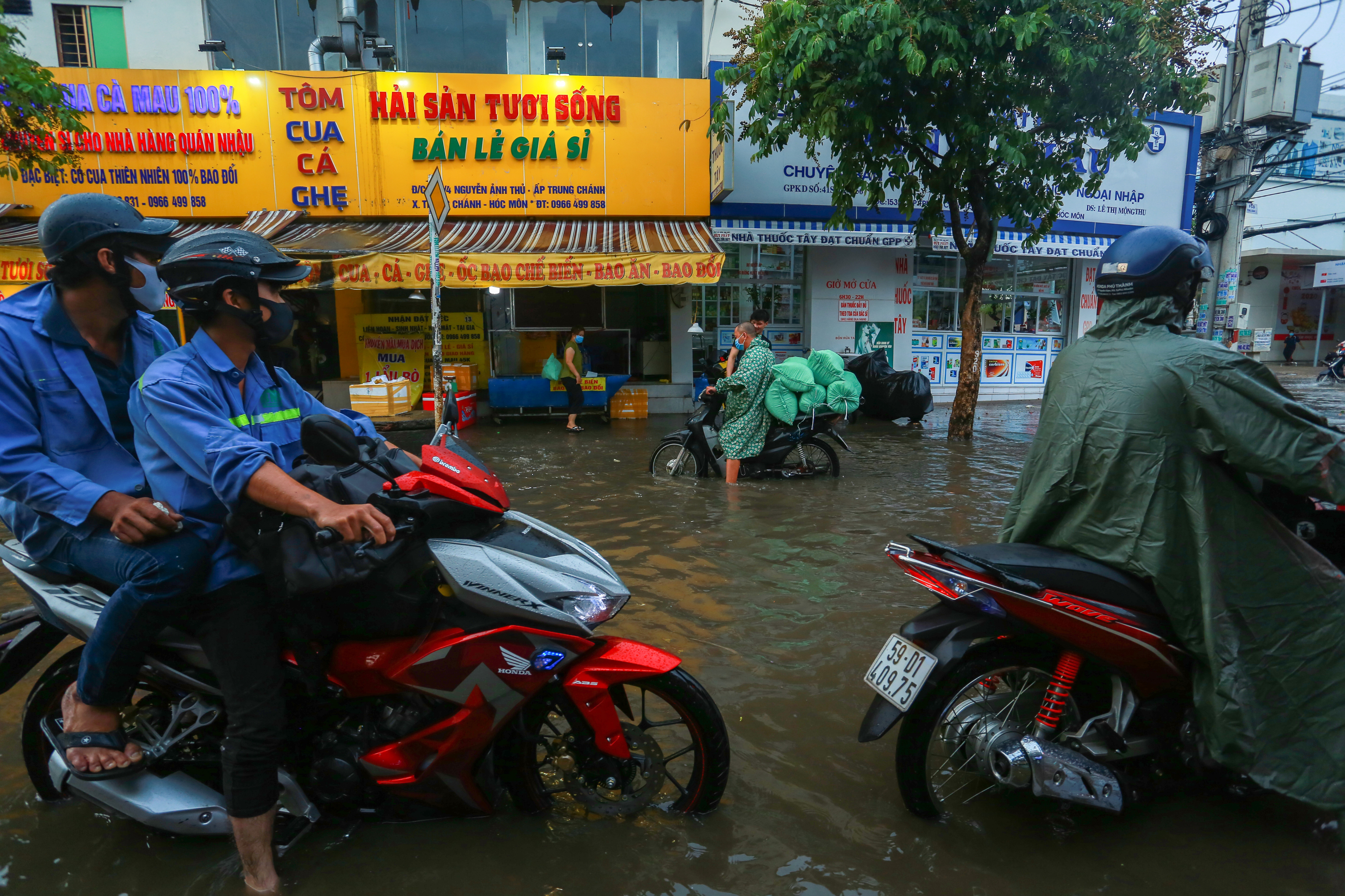 Đường Sài Gòn ngập sâu sau cơn mưa lớn giải nhiệt kéo dài 30 phút - Ảnh 8.