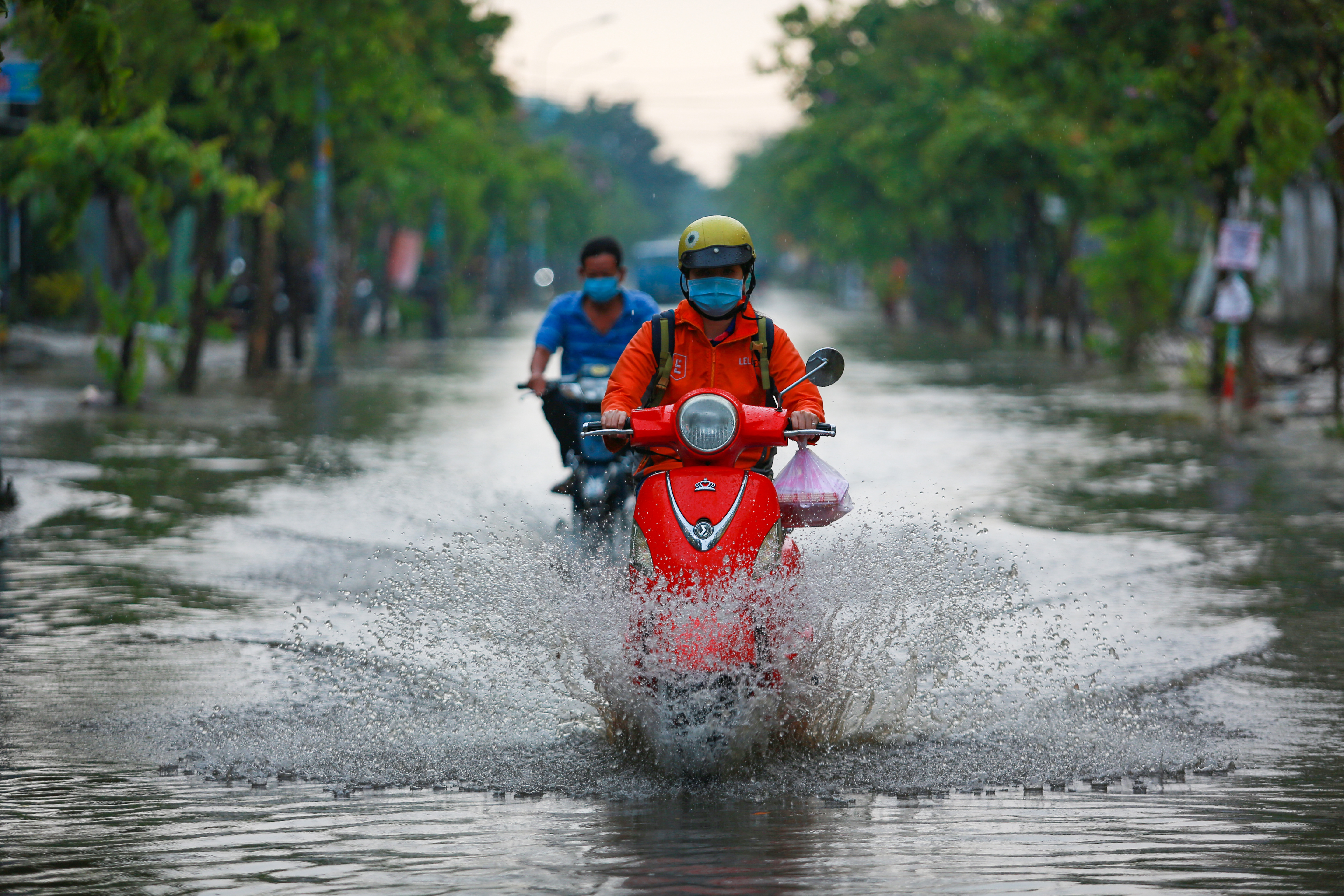 Đường Sài Gòn ngập sâu sau cơn mưa lớn giải nhiệt kéo dài 30 phút - Ảnh 1.