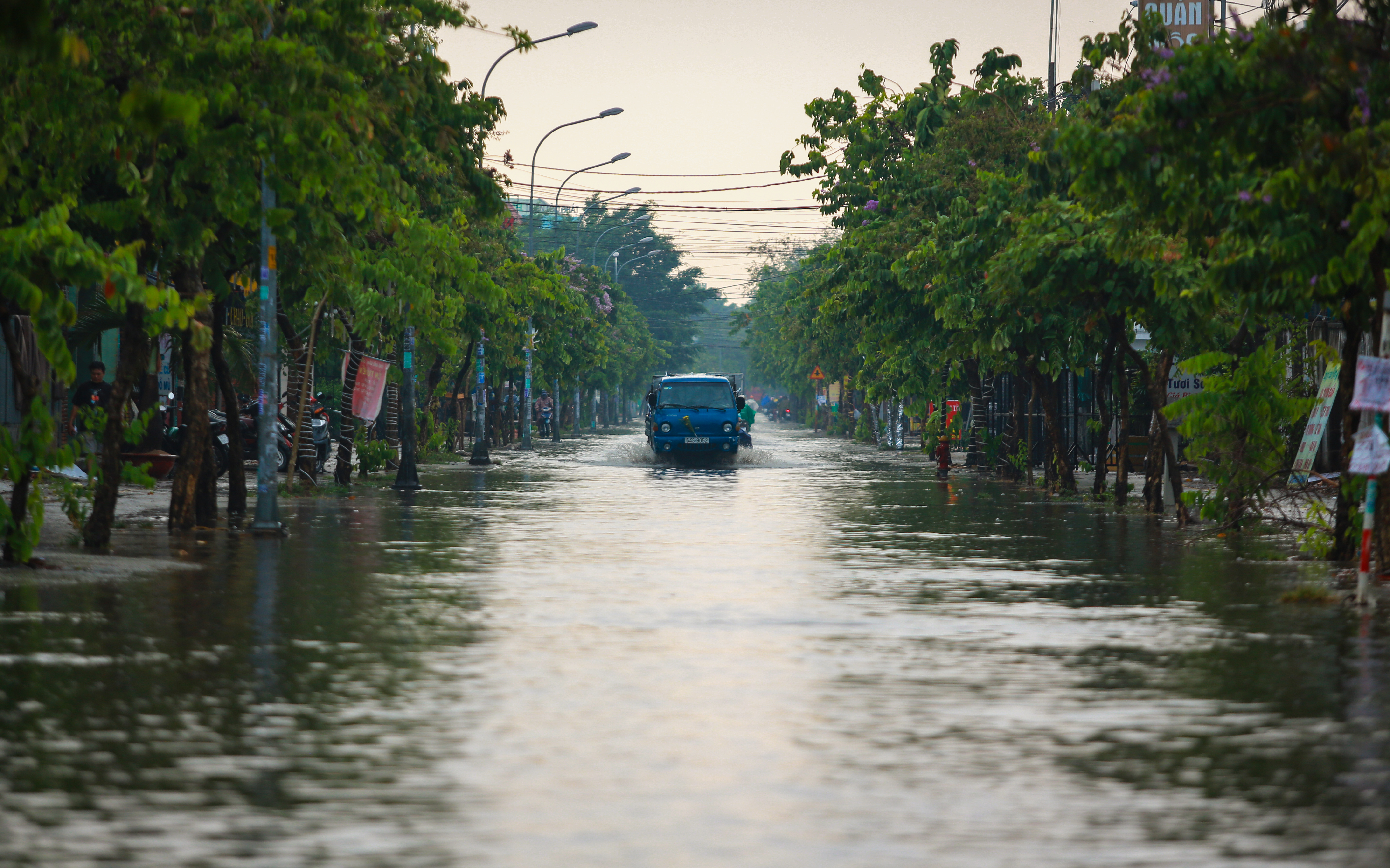 Đường Sài Gòn ngập sâu sau cơn mưa lớn giải nhiệt kéo dài 30 phút - Ảnh 2.