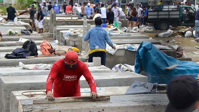 Covid-19: Thành phố trở thành nhà xác khổng lồ, con tìm mẹ giữa các thi thể phân hủy, gia đình tuyệt vọng đặt thi thể bên lề đường - Ảnh 2.