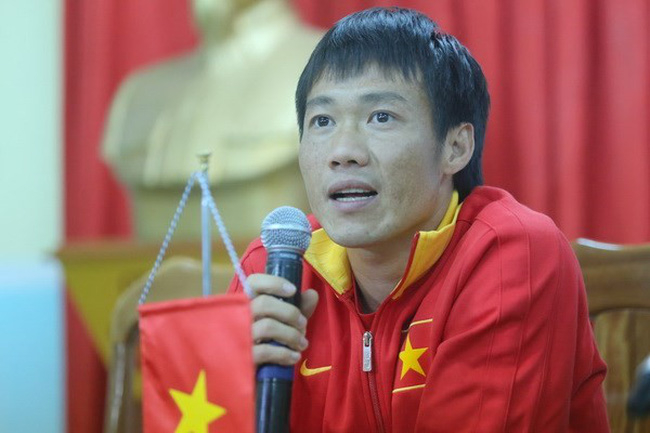 Màn quỳ lạy HLV để xin rời ĐT Việt Nam và cú đổi kèo ngoạn mục của nhà vô địch AFF Cup - Ảnh 1.