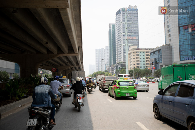 Chùm ảnh: 1 ngày trước khi tạm hạ nhiệt, Hà Nội nắng nóng như chảo lửa, người dân chật vật mưu sinh dưới nhiệt độ gay gắt - Ảnh 1.