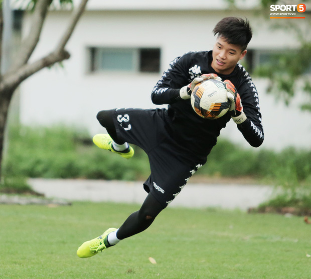 Nối gót bạn thân Xuân Trường, cựu thủ môn U23 Việt Nam phải nhập viện mổ gối - Ảnh 1.