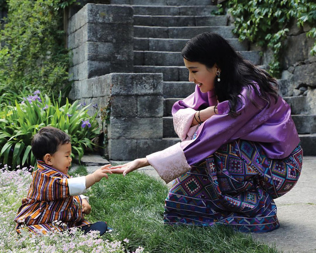 Hoàng hậu vạn người mê Bhutan: Người mẹ coi việc nuôi dưỡng con giống như chăm một cây xanh, tưởng chừng đơn giản nhưng không phải ai cũng làm được - Ảnh 3.