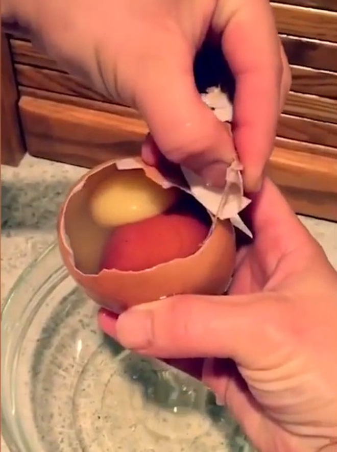 Cô gái ngạc nhiên khi lần đầu tiên chứng kiến quả trứng trong trứng có 1-0-2 - Ảnh 6.