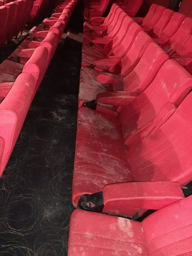 Hậu phong tỏa dịch bệnh, dân mạng tá hỏa khi thấy ghế trong rạp chiếu phim mốc xanh mốc đỏ, sàn nhà đóng kín bụi - Ảnh 2.