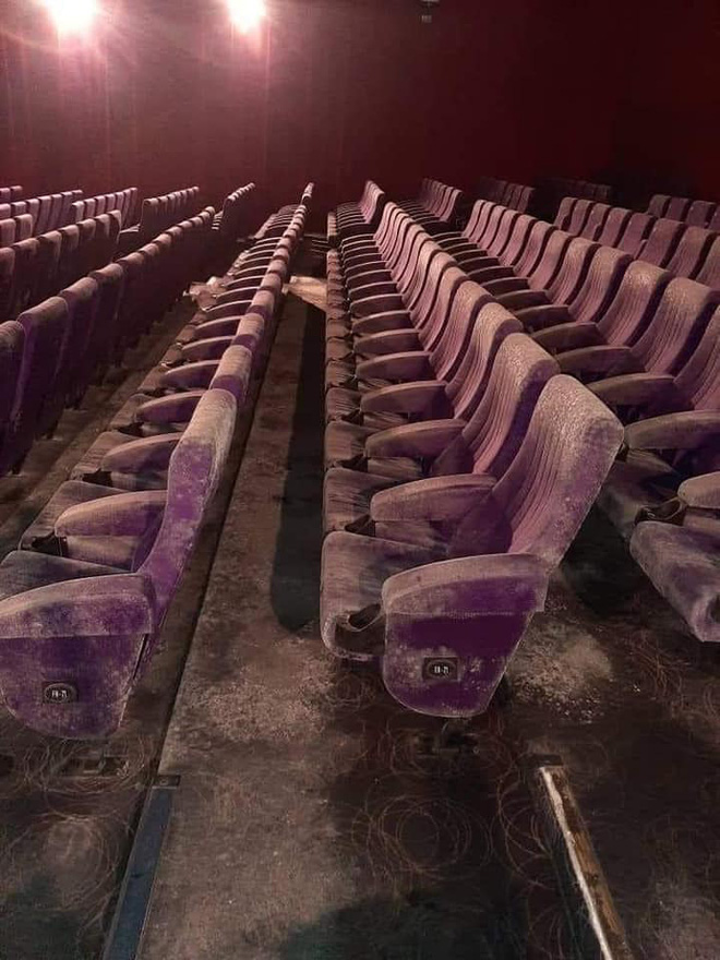 Hậu phong tỏa dịch bệnh, dân mạng tá hỏa khi thấy ghế trong rạp chiếu phim mốc xanh mốc đỏ, sàn nhà đóng kín bụi - Ảnh 3.