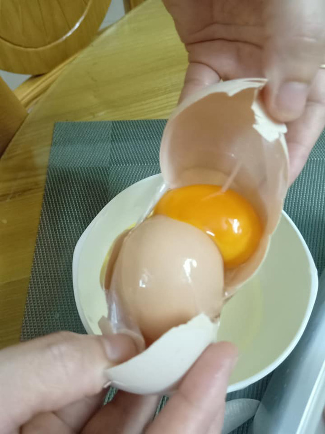 Cô gái ngạc nhiên khi lần đầu tiên chứng kiến quả trứng trong trứng có 1-0-2 - Ảnh 3.