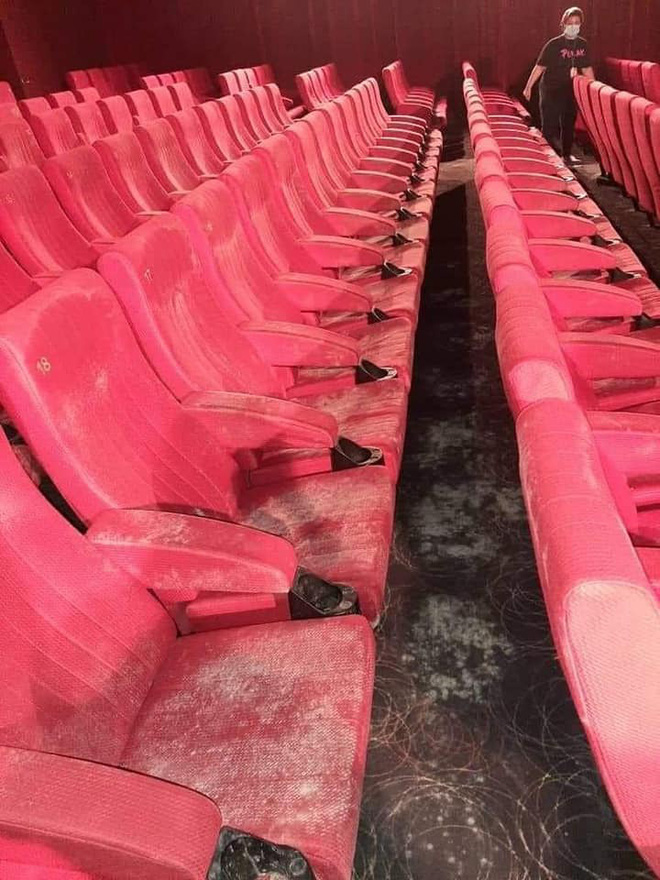 Hậu phong tỏa dịch bệnh, dân mạng tá hỏa khi thấy ghế trong rạp chiếu phim mốc xanh mốc đỏ, sàn nhà đóng kín bụi - Ảnh 4.