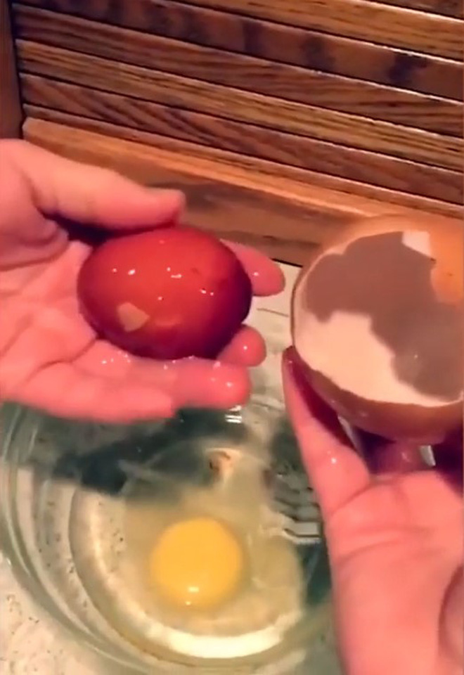 Cô gái ngạc nhiên khi lần đầu tiên chứng kiến quả trứng trong trứng có 1-0-2 - Ảnh 8.