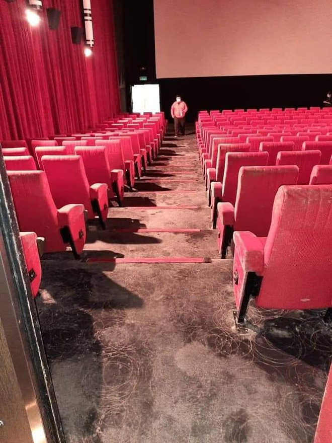 Hậu phong tỏa dịch bệnh, dân mạng tá hỏa khi thấy ghế trong rạp chiếu phim mốc xanh mốc đỏ, sàn nhà đóng kín bụi - Ảnh 5.