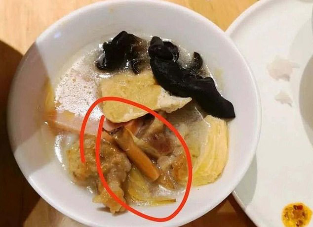 Đầu bếp nhổ nước bọt vào món ăn cho khách gây phẫn nộ, nhà hàng Trung Quốc bị phạt nặng - Ảnh 2.