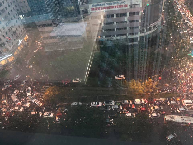 Loạt ảnh từ trên cao cho thấy đường phố Hà Nội hỗn loạn trong cơn mưa lớn vào giờ tan tầm, người dân chật vật tìm lối thoát - Ảnh 6.