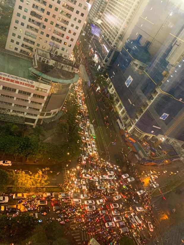 Loạt ảnh từ trên cao cho thấy đường phố Hà Nội hỗn loạn trong cơn mưa lớn vào giờ tan tầm, người dân chật vật tìm lối thoát - Ảnh 7.