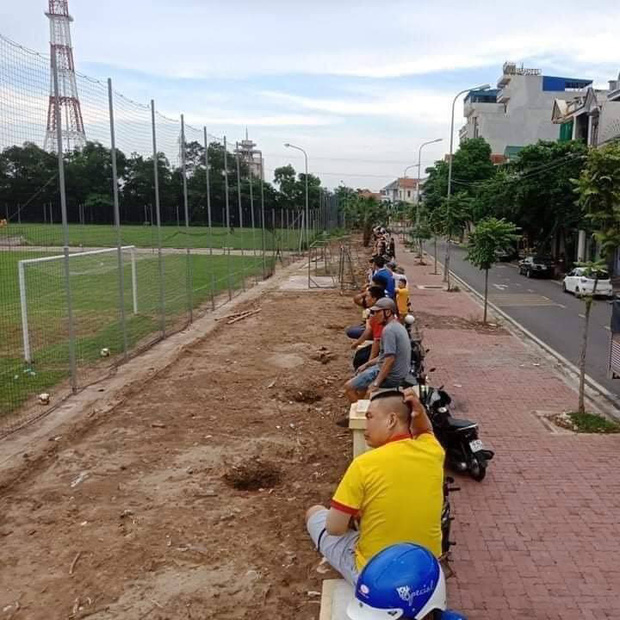 CĐV Nam Định ngồi vắt vẻo trên hàng rào xem đội nhà đánh tennis sau gần 2 tháng đói bóng đá - Ảnh 1.