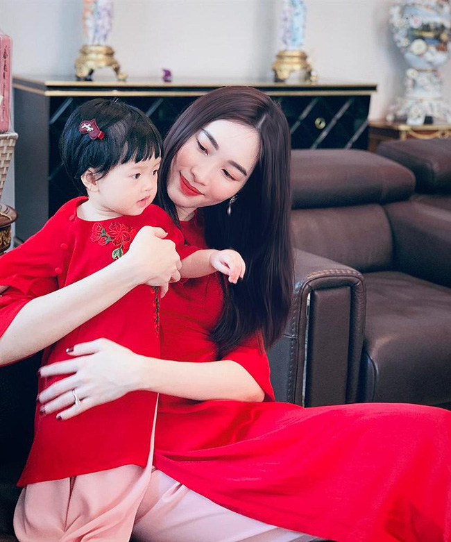 Loạt khoảnh khắc cưng muốn xỉu của con gái Hoa hậu Đặng Thu Thảo trong 2 năm qua, vẻ ngoài xinh xắn được dự đoán còn vượt xa mẹ - Ảnh 15.