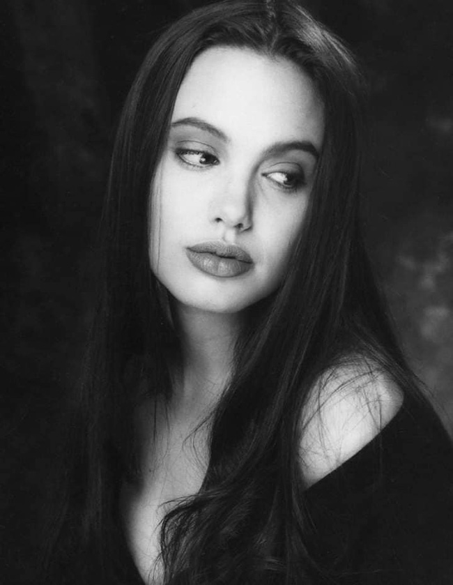 Loạt ảnh thời bé đến thiếu nữ của Angelina Jolie gây sốt  trở lại, nhan sắc của đại mỹ nhân Hollywood trong quá khứ có gì mà hot vậy? - Ảnh 9.