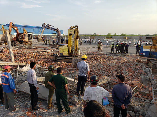 Hiện trường vụ sập tường nhà xưởng trong KCN khiến 10 người chết, nhiều người bị vùi lấp - Ảnh 7.