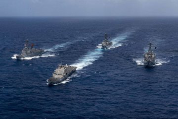 NÓNG: 5 tàu dầu Iran đột phá vòng vây của chiến hạm Mỹ - Diễn biến cực kỳ căng thẳng - Ảnh 3.