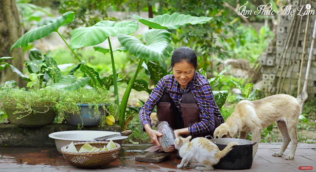 Kênh YouTube Ẩm thực mẹ làm của bà mẹ nông dân người Việt được chính YouTube giới thiệu một cách giản dị trên Twitter - Ảnh 4.