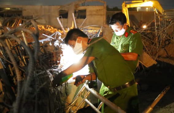 Nhà thầu thi công nói về nguyên nhân vụ sập tường khiến 10 người chết ở Đồng Nai: Do gió to - Ảnh 1.
