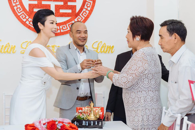 Siêu mẫu Xuân Lan lần đầu tiết lộ hình ảnh trong lễ ăn hỏi bí mật, kể chuyện đám cưới chớp nhoáng với ông xã Việt Kiều - Ảnh 2.