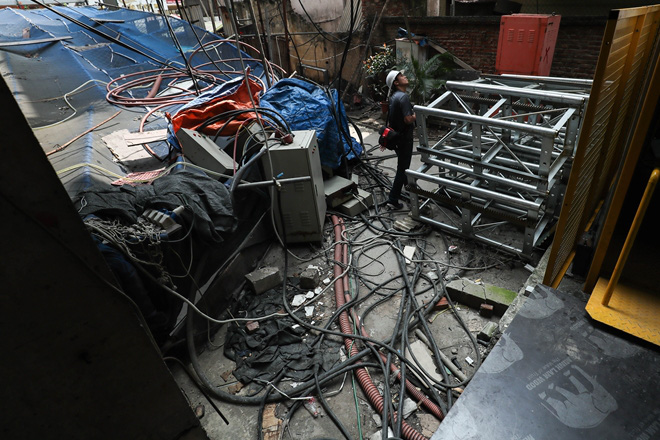 Cận cảnh công nhân tháo dỡ các tầng vi phạm của tòa nhà 8B Lê Trực - Ảnh 2.