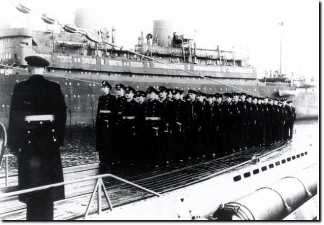 Chuyến đi cuối cùng đầy bí ẩn của tàu ngầm U-234: Hai người Nhật Bản, thanh gươm Samurai cũ và thùng hàng lạ ký hiệu U-235 - Ảnh 1.